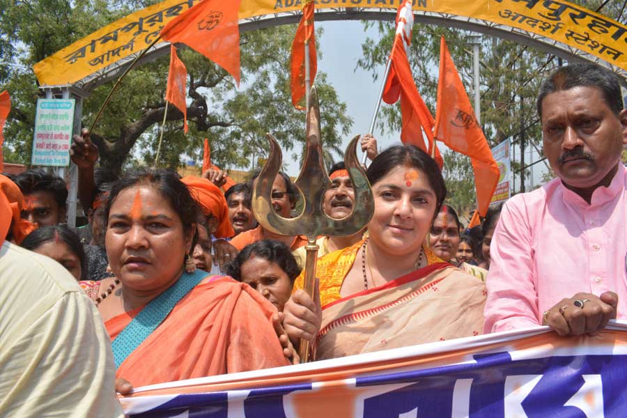 টলিউড অভিনেত্রী লকেট রাজনীতিতে এসেছিলেন অধুনা মন্ত্রী অরূপ বিশ্বাসের মারফত তৃণমূলে যোগ দিয়ে। খুব বেশি দিন অবশ্য তিনি ঘাসফুলে থাকেননি।