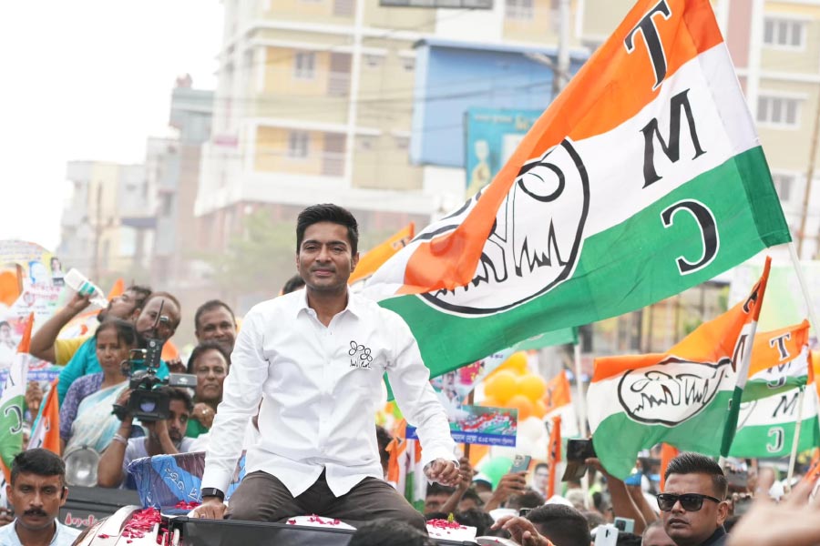 গত বারের জয়ের ব্যবধানকে ছাপিয়ে ডায়মন্ড হারবার কেন্দ্রে ৬ লক্ষেরও বেশি ভোটে জয়ী অভিষেক বন্দ্যোপাধ্যায়। নির্বাচন কমিশনের তরফে এমন তথ্যই পাওয়া গিয়েছে। 