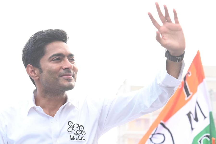 অভিষেক দলের সেনাপতি। সম্প্রতি তৃণমূলের তরফেও আনুষ্ঠানিক ভাবে তা স্বীকার করে নেওয়া হয়েছে। দলের অন্দরেই নবীন-প্রবীণ দ্বন্দ্ব, বিরোধীদের তরফ থেকে ‘দুর্নীতি’ এবং ‘পরিবারতন্ত্র’ নিয়ে খোঁচা— তার পরেও অবশ্য নিজের কাজে অবিচল থেকে গিয়েছেন অভিষেক। দলের সেনাপতি হিসাবে লোকসভা নির্বাচনে দলের প্রচার পরিকল্পনা, স্লোগান বাছাইয়েও গুরুত্বপূর্ণ ভূমিকা রেখেছেন তিনি। তৃণমূল সূত্রের খবর যে, লোকসভা নির্বাচনে দলের মূল স্লোগান ‘জনগণের গর্জন, বিরোধীদের বিসর্জন’-ও অভিষেকেরই মস্তিষ্কপ্রসূত।