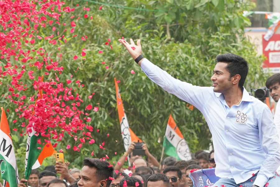 দলনেত্রী মমতা বন্দ্যোপাধ্যায়ের পাশাপাশি দীর্ঘ ভোটপর্বে দলের প্রার্থীদের সমর্থনে একের পর এক জনসভা করে গিয়েছেন অভিষেক। বাংলার প্রতি বিজেপির নেতৃত্বাধীন কেন্দ্রীয় সরকারের ‘বঞ্চনা’ এবং ‘অবিচার’কে প্রচারে তুলে ধরেছিলেন তিনি। ভোটের ফল বলছে, কেন্দ্রের ‘জমিদার’দের বিরুদ্ধে আক্ষরিক অর্থেই ‘গর্জন’ করেছে জনতা। আর সেনাপতি অভিষেক লোকসভা ভোটে দলের ‘ক্যাপ্টেন’ হিসাবে সব জল্পনা, বুথফেরত সমীক্ষার ফল উড়িয়ে কাঙ্ক্ষিত সাফল্য এনে দিয়েছেন তৃণমূলকে।