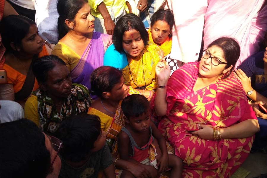 ঘাসফুল থেকে লকেট চলে যান পদ্মফুলে। সংগঠন সামলাতে সামলাতে সাংসদ। তাঁকে অনেকে বলে থাকেন ‘বঙ্গ বিজেপির লক্ষ্মী’। এ বার কি সেই ‘খেতাব’ বদলাবে? লোকসভা এবং বিধানসভা মিলিয়ে তিন-তিনটি ভোটে লড়াইয়ের অভিজ্ঞতা রয়েছে তাঁর। কিন্তু সে সব কাজে দিল না। 