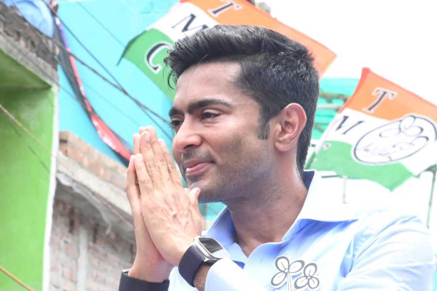 ২০১৪ সালে প্রথম সাংসদ হন অভিষেক। যদিও তাঁর রাজনৈতিক যাত্রা শুরু ২০১৪ সালেরও বছর তিনেক আগে, ২০১১ সালে। পশ্চিমবঙ্গের রাজনীতিতে ২০১১ অত্যন্ত গুরুত্বপূর্ণ একটা বছর। ৩৪ বছরের বাম শাসন বদলের বছর। সে বছর রাজ্যের বিধানসভা নির্বাচনের আগে তৃণমূলের হয়ে ভোটপ্রচারে নামতে দেখা গিয়েছিল অভিষেককে। ২০১১ থেকে ২০২৪— রাজনীতিতে এসেছেন, যুবনেতা থেকে নেতা হয়ে দলের অন্যতম মস্তিষ্ক হয়েছেন, ধর্নায় বসেছেন, সমালোচনায় বিদ্ধ হয়েছেন, ঘুরেও দাঁড়িয়েছেন। ৩৬ বছর বয়সি অভিষেকের তুলনা ইদানীং করা হয় রাজ্যের পোড়খাওয়া রাজনীতিবিদদের সঙ্গে।