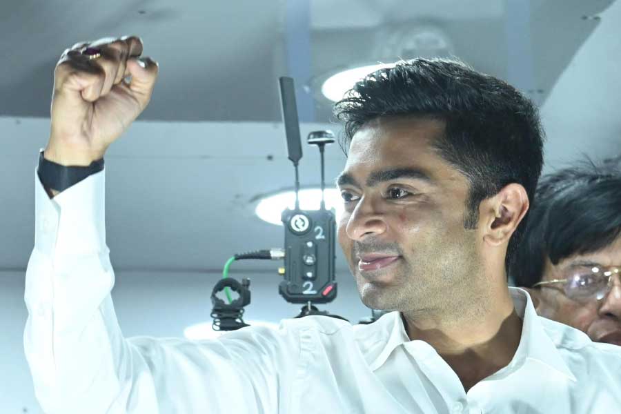 পাঁচ বছর আগে ২০১৯ সালের লোকসভা নির্বাচনে বাংলার রাজনীতিতে বিজেপির হঠাৎ উত্থান তৃণমূলকে চিন্তায় ফেলেছিল। তবে তার পর থেকেই উঠেপড়ে লাগে তৃণমূল। তার ফলও মেলে রাজ্যের বিধানসভা, পুরসভা এবং পঞ্চায়েত নির্বাচনে। তিনটি নির্বাচনেই বড় জয় পেয়েছিল তৃণমূল। তৃণমূলের সেই সফল অধ্যায়ের অন্যতম রচয়িতা মনে করা হয় অভিষেককে। তিনটি নির্বাচনেই মমতার পর তিনিই ছিলেন দলের দ্বিতীয় তারকা প্রচারক। জেলায় জেলায় ঘুরে প্রচার করেছিলেন। অভিষেকের সেই পরিশ্রমের ফল পেয়েছিল তৃণমূল।