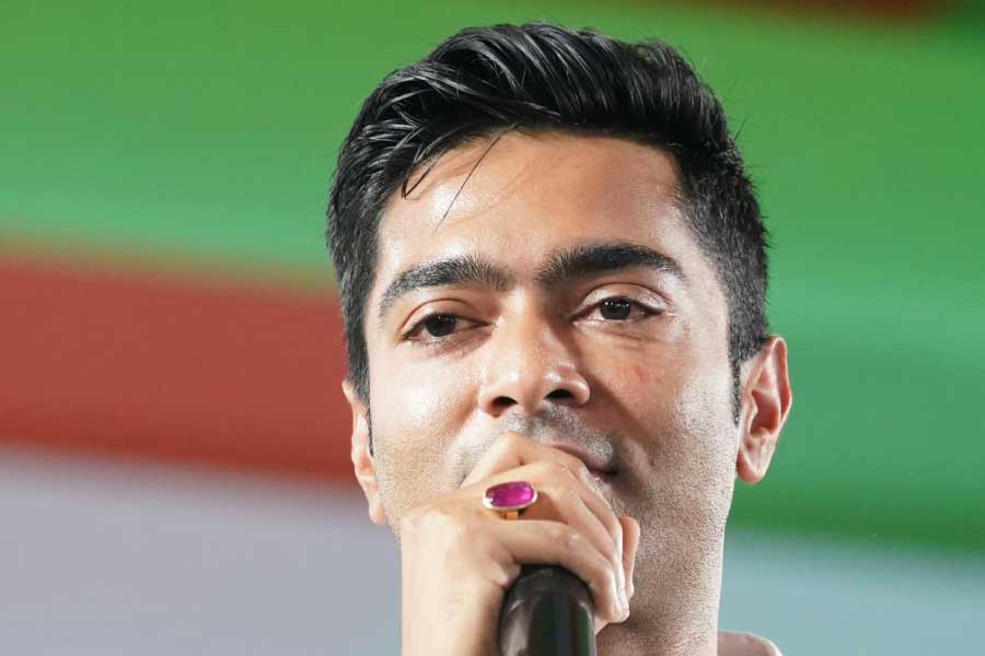 মাত্রই ১৩ বছর আগে রাজনীতিতে আসা এই যুবকের রাজনৈতিক উত্থান চোখে পড়ার মতো। যদিও অভিষেকের সমালোচকদের একাংশ মনে করেছেন, এই সাফল্য তাঁর হাতে তুলে দেওয়া হয়েছে। মমতার জনপ্রিয়তা আর তৃণমূলের অন্য নেতাদের পরিশ্রমকে ‘সহজ ভিত্তি’ হিসেবে পেয়েছেন অভিষেক। আবার তাঁর হিতৈষীদের মতে, এই সাফল্য প্রচুর পরিশ্রম করে, ঘাম ঝরিয়ে, মাথা খাটিয়ে অর্জন করেছেন ডায়মন্ড হারবারের সাংসদ তথা তৃণমূলের সর্বভারতীয় সাধারণ সম্পাদক।