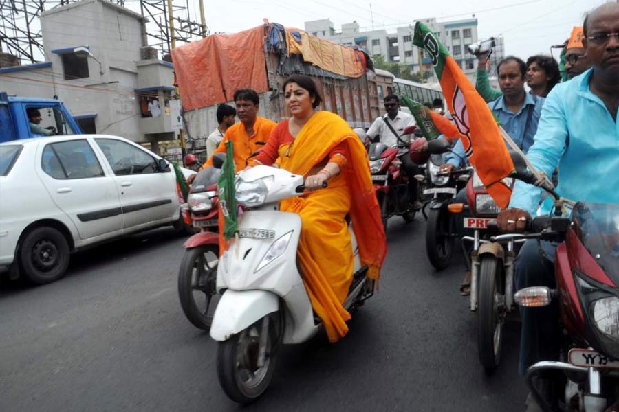 ২০১৭-১৮ সাল থেকেই অভিনেত্রীর খোলস ছেড়ে মাঠঘাটের সক্রিয় রাজনীতিতে ঢুকে পড়েছিলেন লকেট। তার আগে ২০১১ সালে তৃণমূলে এবং ২০১৪ সালে বিজেপিতে যোগ দিলেও অভিনয় চালিয়ে গিয়েছেন লকেট। 