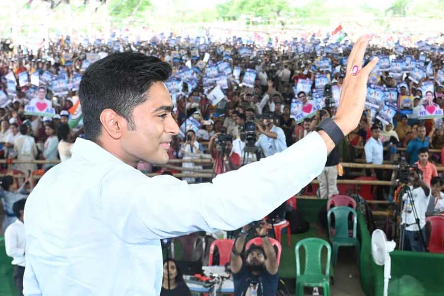 এর পর ২০২৩ সালে পঞ্চায়েত নির্বাচনের আগে রাজ্যে ‘নবজোয়ার’ যাত্রা শুরু করেন অভিষেক। ৫১ দিনের সেই যাত্রায় প্রায় সাড়ে ৪ হাজার কিলোমিটারের বেশি পথ চলেছেন তিনি। রাজ্যের বিভিন্ন গ্রামে ঘুরেছেন। মানুষের সঙ্গে কথা বলেছেন। ১৩৫টি জনসভা, ৬০টি বিশেষ অনুষ্ঠান, ১২৫টি রোড-শো, ৩৩টি রাতের অধিবেশনে যোগ দিয়েছেন। এর মাঝেই ইডির তলবে কলকাতার সিজিও কমপ্লেক্সে এসে হাজিরাও দিয়ে গিয়েছেন। ফিরে আবার যোগ দিয়েছেন ‘নবজোয়ারে’। পঞ্চায়েত নির্বাচনে অভিষেকের সেই যাত্রার প্রাথমিক প্রভাব বোঝা গিয়েছিল। পঞ্চায়েতে ভাল ফল করে তৃণমূল। ‘নবজোয়ারের’ প্রভাব ‘জোয়ার’ এনেছিল তৃণমূলের ভোটে। লোকসভা নির্বাচনেও অভিষেকের ‘নবজোয়ার যাত্রা’র প্রভাব নিয়ে প্রত্যাশী তৃণমূল।