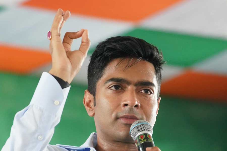 বিধানসভা ভোটে জয়ের পর চিরাচরিত প্রথা ভেঙে ২০১১ সালের ২১ জুলাইয়ের ‘শহিদ দিবস’-এর সমাবেশ ব্রিগেডে করেছিল তৃণমূল (সাধারণত ধর্মতলার ভিক্টোরিয়া হাউসের সামনে ‘শহিদ দিবস’ পালন করে তারা)। সেই সভা থেকেই তৃণমূলের ‘কর্পোরেট মুখ’ হিসাবে আত্মপ্রকাশ করেছিল ‘তৃণমূল যুবা’। তৃণমূলের যুব সংগঠন থাকা সত্ত্বেও দলের নতুন সেই যুব শাখা তৈরি হয়েছিল। অভিষেককে সেই সংগঠনের সভাপতি করেছিলেন মমতা। তবে ‘যুবা’কে মাঠেঘাটে নেমে সে ভাবে রাজনীতি করতে দেখা যায়নি। মূলধারার রাজনৈতিক স্রোতেও সেই সংগঠন খুব বড় প্রভাব ফেলতে পারেনি বলেই মনে করেন তৃণমূল নেতাদের একাংশ। কিন্তু তৃণমূলের সেই শাখা সংগঠন নিয়েই দ্বন্দ্ব শুরু হয়েছিল দলের অন্দরে। তৎকালীন তৃণমূলের যুব সংগঠনের সভাপতি শুভেন্দু অধিকারী ঘনিষ্ঠমহলে প্রশ্ন তুলেছিলেন, একটি দলের দু’টি পৃথক যুব সংগঠন থাকবে কেন?