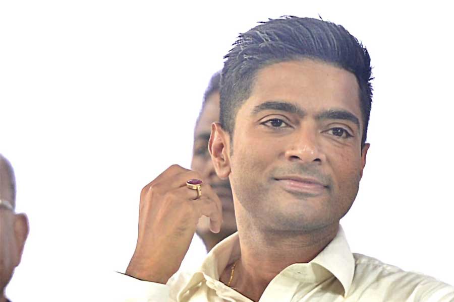 তৃণমূল নেতৃত্বের সঙ্গে রাজনৈতিক বিরোধের কারণে ২০১৪ সালের জানুয়ারিতে ডায়মন্ড হারবারের সাংসদ পদ থেকে ইস্তফা দিয়ে তৃণমূল থেকে কংগ্রেসে ফিরে যান সোমেন মিত্র। সোমেনের ছেড়ে যাওয়া সেই আসনে ভাইপো অভিষেককে প্রার্থী করেন মমতা। মাত্র ২৬ বছর বয়সে ২০১৪ সালের লোকসভা নির্বাচনে ডায়মন্ড হারবার লোকসভা কেন্দ্রে তৃণমূলের প্রার্থী হন অভিষেক। প্রথম বার দাঁড়িয়ে সিপিআইএমের আব্দুল হাসনত খানকে ৭১ হাজারের বেশি ভোটে হারিয়ে সেই সময়ে লোকসভার কনিষ্ঠতম সাংসদ হয়েছিলেন অভিষেক। ধীরে ধীরে রাজনীতিতে দড় হতে শুরু করেন তিনি। দলের সমস্ত গুরুত্বপূর্ণ বৈঠকে প্রথম সারির তৃণমূল নেতাদের পাশাপাশি দেখা যেতে থাকে তাঁকে। দলের অন্দরেও নেতা হিসাবে অভিষেকের গ্রহণযোগ্যতা বাড়তে শুরু করে।