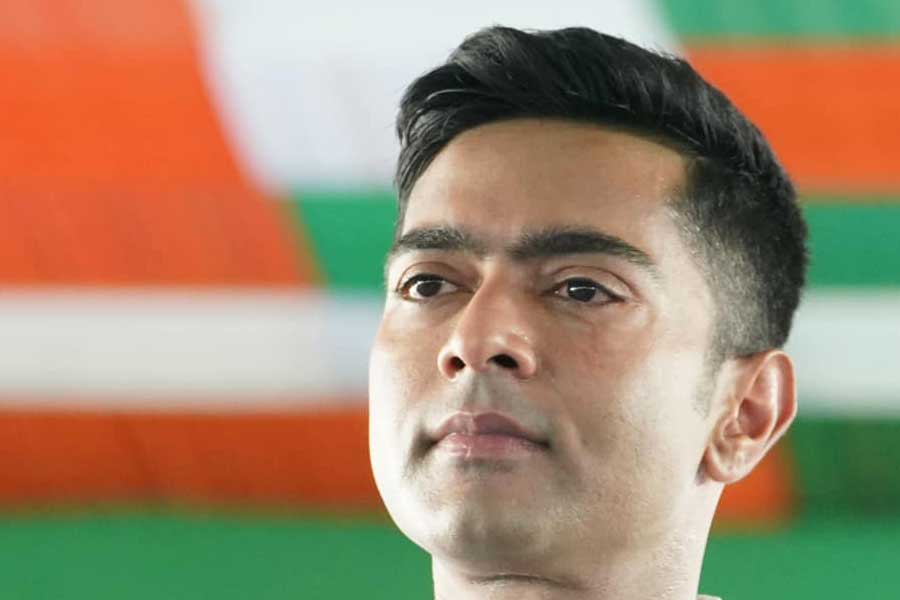 ২০১৪ সালেরই জুন মাসে শুভেন্দুকে সরিয়ে রাজ্য তৃণমূলের যুব সভাপতি করা হয়েছিল সৌমিত্র খাঁকে। যা নিয়ে ক্ষোভ জন্মেছিল শুভেন্দুর মধ্যে। একই বছরের ১৭ অক্টোবর অন্য এক সভায় আবার সৌমিত্রকে সরিয়ে তৃণমূলের যুব এবং ‘যুবা’কে মিলিয়ে দিয়ে সেই সংগঠনের জাতীয় এবং রাজ্য স্তরের দায়িত্ব অভিষেকের হাতে তুলে দেন মমতা। ২০১৪ থেকে ২০২১ সাল পর্যন্ত তৃণমূলের যুব সংগঠনের সভাপতি ছিলেন অভিষেক।