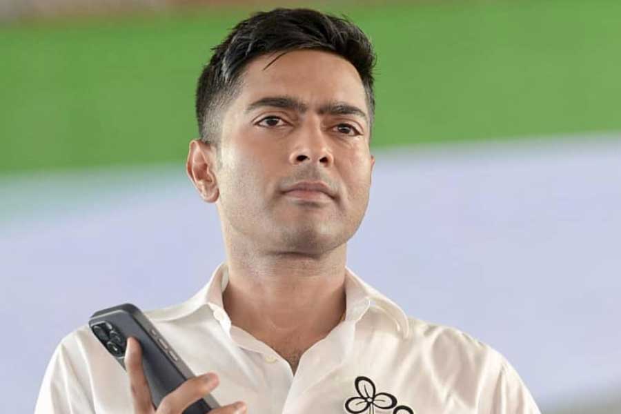 এরই মধ্যে মমতার ভাইপো হওয়ার কারণে অভিষেকের উত্থান নিয়ে দলের অন্দরে আড়ালে-আবডালে পরিবারতন্ত্রের প্রসঙ্গ টেনে আলোচনা-সমালোচনা শুরু হয়। তৃণমূলের গুরুত্বপূর্ণ কিছু নেতার মনেও অভিষেকের ‘প্রভাব’ নিয়ে উদ্বেগ তৈরি হয়। তৃণমূলের অন্দরের খবর, তাঁদের মধ্যে অন্যতম ছিলেন মুকুল রায়। ২০১৭ সালে মুকুল তৃণমূল ছেড়ে বিজেপিতে যোগ দেন। পরের বছর, ২০১৮ সালের পঞ্চায়েত নির্বাচনের দায়িত্ব দেওয়া হয় অভিষেককে। বিপুল ভোটে পঞ্চায়েত নির্বাচনে জেতে তৃণমূল।