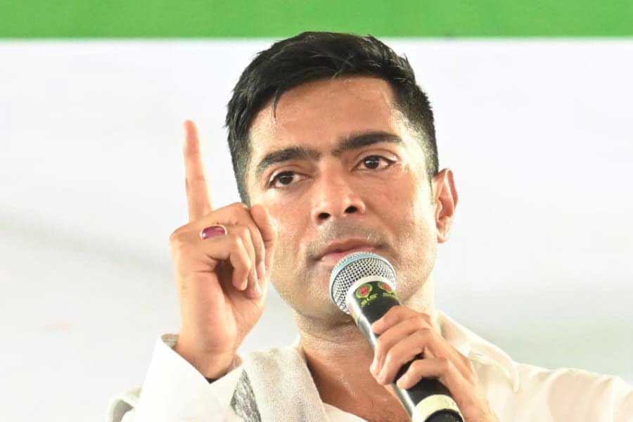 ২০১৯ সালের লোকসভা নির্বাচনে ডায়মন্ড হারবার থেকে জিতে দ্বিতীয় বারের জন্য সাংসদ হন অভিষেক। দলের অঘোষিত দু’নম্বর হিসেবে অভিষেকের আত্মপ্রকাশও ২০১৯-এর লোকসভা নির্বাচনের পরেই। তার পরের বছর করোনা আঘাত হানে সারা বিশ্বে। দীর্ঘ লকডাউনের পর পরিস্থিতি যখন আবার ধীরে ধীরে স্বাভাবিক হতে শুরু করেছে, তখন রাজনীতির ময়দানে অভিষেককে দেখে অনেকেই চমকে গিয়েছিলেন। নাদুসনুদুস চেহারার উপর গোল মুখ আর ফোলা ফোলা গাল নেই। মেদ ঝরিয়ে অভিষেক ছিপছিপে হয়ে গিয়েছেন।