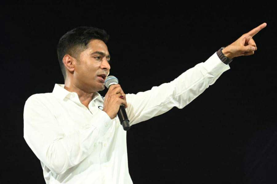 ২০১৯ সালের লোকসভা ভোটের পর ২০২১-এর বিধানসভা ভোটে বিজেপিকে নিয়ে সতর্ক হয়েছিল তৃণমূল। ২০১১-এর মতো ২০২১-এর বিধানসভা ভোটও পশ্চিমবঙ্গের রাজনীতিতে একটি গুরুত্বপূর্ণ অধ্যায়। সেই নির্বাচনের আগে ভোটকুশলী প্রশান্ত কিশোর ওরফে পিকে-কে পশ্চিমবঙ্গে নিয়ে আসেন অভিষেক। অভিষেক-পিকে জুটিই ছিল ২০২১ সালের বিধানসভা ভোটে তৃণমূলের অন্যতম চালিকাশক্তি। নির্বাচনের সময় টানা পরিশ্রম করে গিয়েছেন অভিষেক। মমতার পাশাপাশি ক্রমাগত দৌড়ে বেড়িয়েছেন রাজ্যের এ প্রান্ত থেকে ও প্রান্ত। প্রার্থী নির্বাচনেও তাঁর বড়সড় ভূমিকা ছিল। মূলত মমতা এবং অভিষেকের উপর ভর করেই বিজেপিকে পর্যুদস্ত করে তৃণমূল।