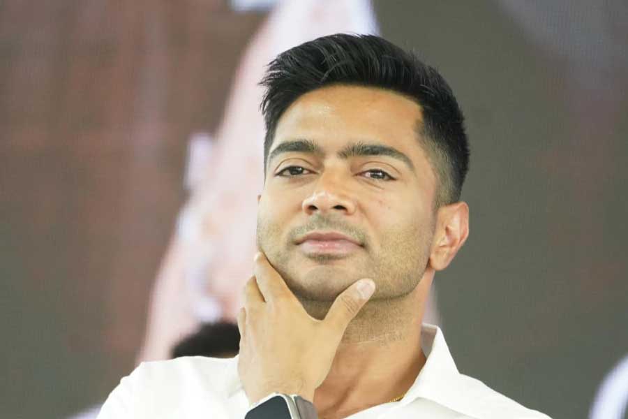 ২০২১ সালের বিধানসভা নির্বাচনের আগে খাতায়কলমে না হলেও অভিষেকই ছিলেন তৃণমূলের দ্বিতীয় শীর্ষ পদাধিকারী। তবে তৃণমূল ২০২১ সালে রাজ্যে তৃতীয় বার সরকার গড়ার পর অভিষেককে তৃণমূলের সর্বভারতীয় সাধারণ সম্পাদক করে আক্ষরিক অর্থেই তাঁকে দলের দু’নম্বর পদে বসান মমতা। তৃণমূলে একদা তাঁর সমালোচকরাও মেনে নেন, এই দায়িত্ব এবং সম্মান অভিষেকের প্রাপ্য ছিল।