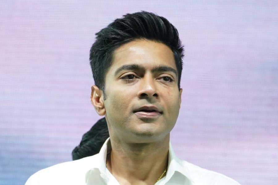 ২০১৯ সালে দ্বিতীয় বারের জন্য সাংসদ হওয়ার পর থেকেই অভিষেকের বিরুদ্ধে কেন্দ্রে ক্ষমতাসীন এবং রাজ্যে বিরোধী দল বিজেপির আক্রমণের পরিমাণ বেড়েছে। রাজ্যের বিভিন্ন দুর্নীতিকাণ্ডেও তিনি জড়িত বলে অভিযোগ তুলেছে বিজেপি। এ নিয়ে তাঁকে এবং তাঁর স্ত্রী রুজিরাকে একাধিক বার তলব করেছে কেন্দ্রীয় তদন্তকারী সংস্থা। তবে অভিষেক তলব এড়াননি। বিচলিতও হননি। জানিয়েছেন, যত বার তাঁকে ডাকা হবে, তত বার হাজিরা দিতে রাজি তিনি।