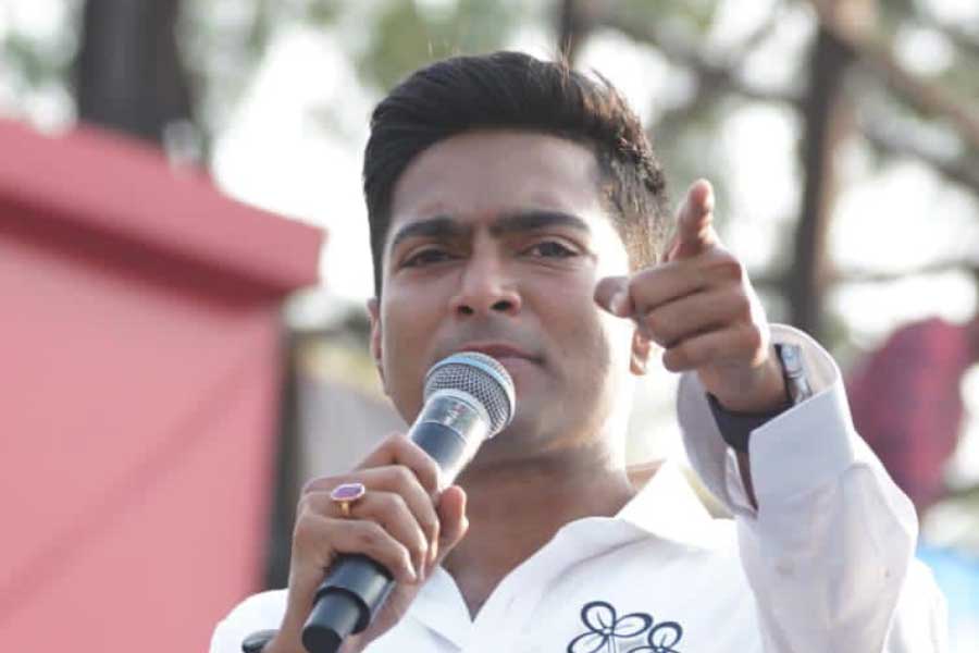 অভিষেক যে সুবক্তা এবং সুসংগঠক, তা তাঁর কট্টর সমালোচকেরাও স্বীকার করেন। আড়ালে তাঁর সমালোচকদের কেউ কেউ এমন মন্তব্যও করেন যে, বাংলার রাজনীতিতে তিনি ‘লম্বা রেসের ঘোড়া’। তার অন্যতম কারণ হিসাবে অভিষেকের বিচক্ষণতা এবং দূরদর্শিতাকে কৃতিত্ব দেন অনেকে। অনেকের মতে, গত পাঁচ বছরে অভিষেকের বক্তৃতায় ধার বেড়েছে। ‘গর্জন’ও বেড়েছে। আরও প্রাসঙ্গিক হয়ে উঠছে তাঁর ভাষণ। আর সেই কারণে তাঁর জনসভায় ভিড়ও হয়েছে চোখে পড়ার মতো। তবে তৃণমূলের অনেক নেতার মতে, রাজনৈতিক বিচক্ষণতা এবং বক্তৃতা করার ক্ষমতা মমতার কাছ থেকেই উত্তরাধিকার সূত্রে পেয়েছেন অভিষেক। আর শাসকদল হওয়ায় অভিষেকের সভায় ‘সংগঠিত ভিড়’ চোখে পড়েছে। গত বছরের অক্টোবরে কেন্দ্রীয় বঞ্চনার অভিযোগ এনে রাজভবনের অদূরে ধর্নামঞ্চে রাত কাটিয়েছিলেন অভিষেক। সেই সময় তাঁর সঙ্গে সিপিএম সরকারের বিরুদ্ধে লাগাতার ধর্নায় বসা মমতারও মিল পেয়েছেন অনেকে।