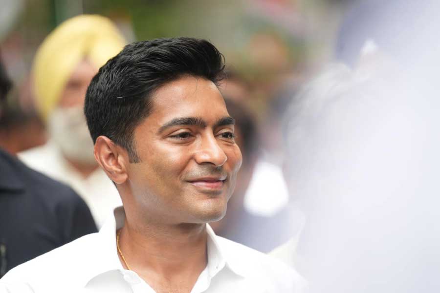 রাজনীতির অলিন্দে ঘোরাফেরা রয়েছে, এমন অনেকের মতে, গত পাঁচ বছরে স্পষ্টবক্তা হিসাবেও ছাপ ফেলেছেন অভিষেক। বিরোধীদের প্রতি আক্রমণ যেমন শানিয়েছেন, তেমনই বয়সনীতি (অবসরের ঊর্ধ্বসীমা) নিয়ে তাঁর চিন্তাধারা দলের অন্দরে প্রবীণদের অখুশিও করেছে। যদিও তৃণমূলের নতুন প্রজন্মের অনেকে অভিষেকের সেই ভাবনা নিয়ে উৎসাহী। গত পাঁচ বছরে সাংগঠনিক সংস্কারের কাজও শুরু করার চেষ্টা করেছেন তৃণমূলের সেনাপতি। তৃণমূল ঘনিষ্ঠদের বক্তব্য, সে বিষয়েও দলের অন্দরে তাঁর সমালোচনা হয়েছে। তবে সে সব আলোচনা-সমালোচনাকে বিশেষ পাত্তা দেননি অভিষেক।