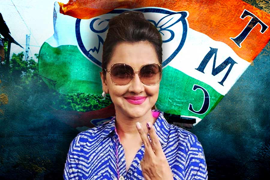 লকেটের চেয়ে বিনোদন জগতে ‘সিনিয়র’ এবং রাজনীতিতে ‘জুনিয়র’ রচনা। রাজনীতি এবং সিনেমা দু’টি আলাদা বিষয়। বড় পর্দার সতীর্থের সঙ্গে লড়াইয়ে নেমে জিতে গেলেন ‘দিদি নম্বর ওয়ান’। ভোটের অঙ্কে পিছিয়ে পড়লেন বিজেপির ‘প্রতিবাদী’ মুখ।