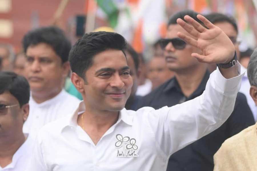 দলের অন্দরে অভিষেকের গুরুত্ব এবং প্রভাব আরও বেশি লক্ষ করা গিয়েছে গত ১০ মার্চ তৃণমূলের ‘জনগর্জন’ সভা থেকে। ব্রিগেডের ওই সভা থেকে আসন্ন লোকসভা নির্বাচনে পশ্চিমবঙ্গের জন্য তৃণমূলের প্রার্থিতালিকা প্রকাশ করা হয়। ২০১৯ সালের লোকসভা নির্বাচনে তৃণমূলের প্রার্থিতালিকা ঘোষণা করেছিলেন মমতা। তবে ২০২৪ সালে অভিষেকের কাঁধে সেই দায়িত্ব দেন দলনেত্রী। ‘জনগর্জন’ সভার মঞ্চ থেকে একে একে তৃণমূলের ৪১ জন প্রার্থীর নাম ঘোষণা করেন অভিষেক। ডায়মন্ড হারবারের প্রার্থী হিসাবে অভিষেকের নাম ঘোষণা করেন মন্ত্রী অরূপ বিশ্বাস।