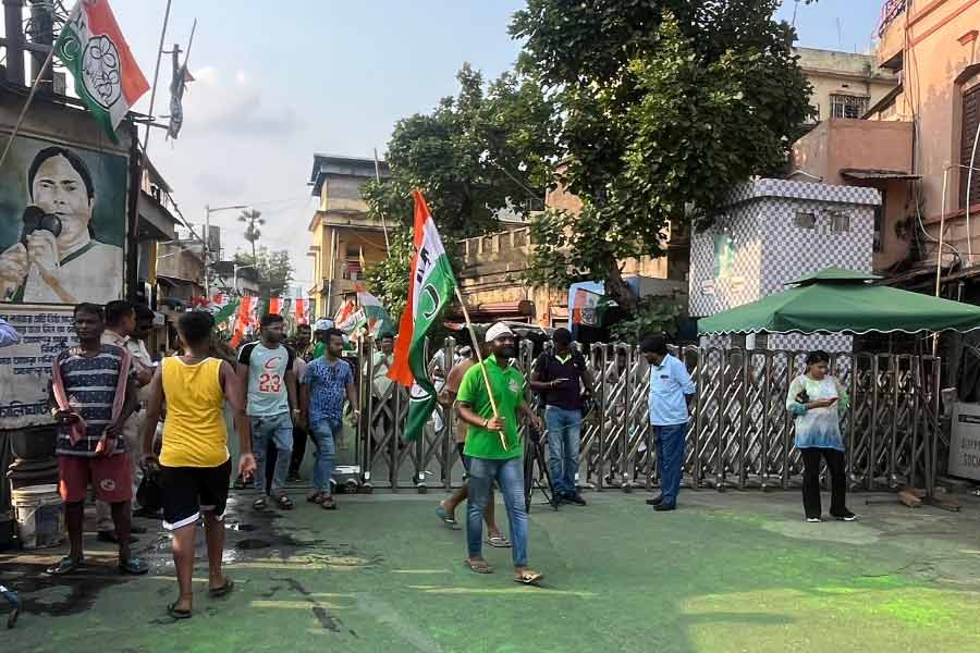 বুথফেরত সমীক্ষা বাংলায় বিজেপির সঙ্গে তৃণমূলের টান টান লড়াই দেখিয়েছিল। বেশির ভাগ সমীক্ষায় তৃণমূলের চেয়ে এগিয়ে ছিল বিজেপি। প্রশ্ন উঠতে শুরু করেছিল, তবে কি অন্য একাধিক রাজ্যের মতো বাংলাতেও উঠবে পদ্মের ঝড়?