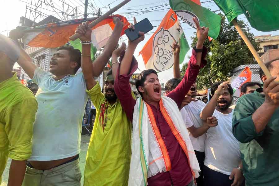 ৪ তারিখের ফলাফল সব হিসাব উল্টে দিয়েছে। নির্বাচন কমিশনের বিকেল ৫টা পর্যন্ত যা পরিসংখ্যান, তাতে বাংলায় তৃণমূলই নিরঙ্কুশ সংখ্যাগরিষ্ঠতা পাচ্ছে। ৪২টির মধ্যে তারা এগিয়ে ২৯টি কেন্দ্রে।