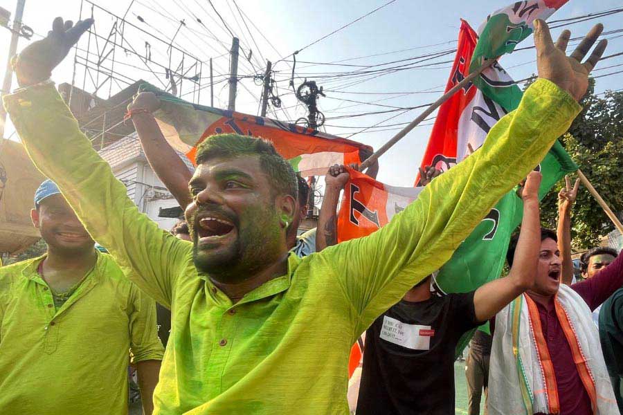 ১ জুন, ২০২৪। ঘড়ির কাঁটায় সন্ধ্যা ৭টা। একে একে প্রকাশিত হতে শুরু করেছে বুথফেরত সমীক্ষার ফলাফল। বাংলার রাজনীতিতে তখন উথালপাথাল ঢেউ। 