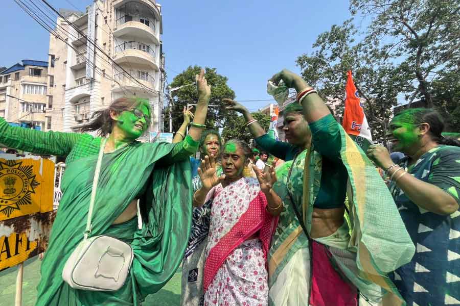 কমিশনের তথ্য অনুযায়ী, বিজেপি বিকেল ৫টা পর্যন্ত এগিয়ে রাজ্যের ১২টি কেন্দ্রে। একটি মাত্র আসনে এগিয়ে কংগ্রেস, তা মালদহ দক্ষিণ। ইশা খান চৌধুরী সেখানে জয়ের পথে। 