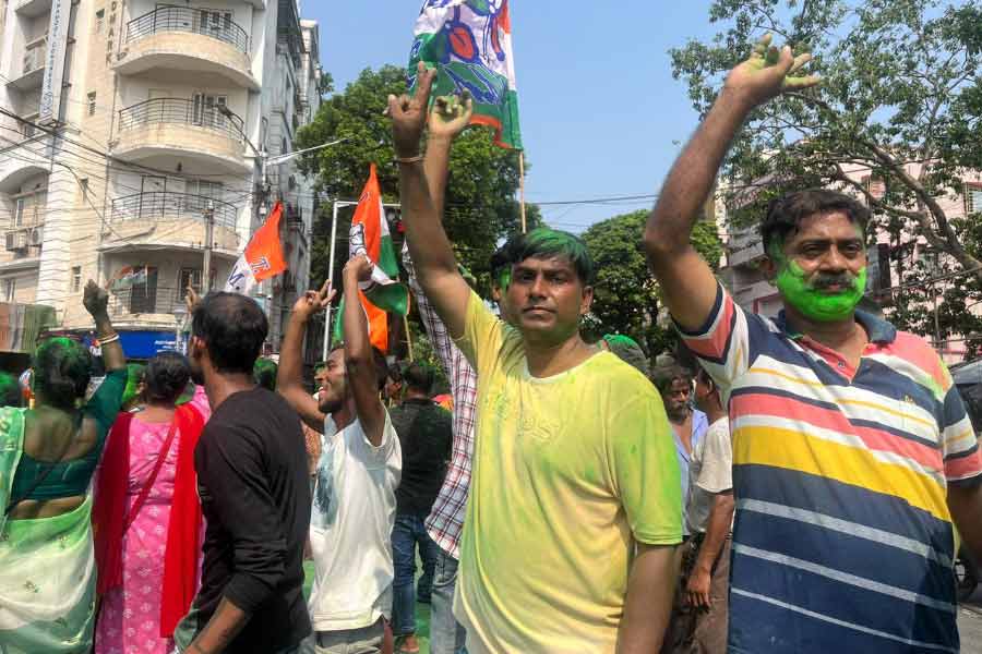 এই ১৩টি কেন্দ্র ছাড়া সর্বত্র তৃণমূল এগিয়ে। মমতা বন্দ্যোপাধ্যায় এবং অভিষেক বন্দ্যোপাধ্যায়ের নেতৃত্বের জুটিতেই আস্থা রেখেছেন বাংলার মানুষ। 