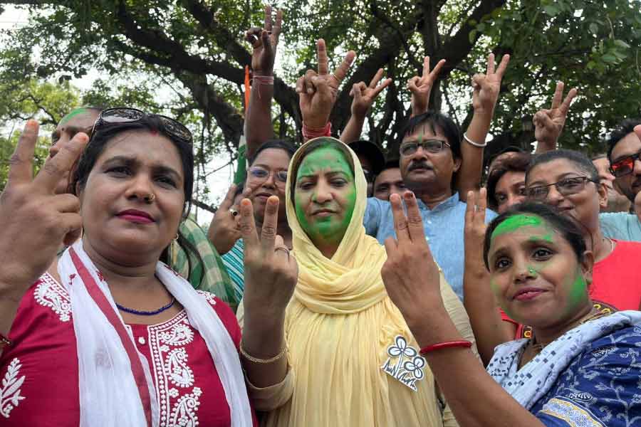 বিকেলের দিকে, রাজ্যের অধিকাংশ কেন্দ্রে যখন জয়ের প্রবণতা স্পষ্ট, তত ক্ষণে কালীঘাটে শুরু হয়ে গিয়েছে বিজয়োৎসব। উল্লাসে মেতে উঠেছেন তৃণমূল সমর্থকেরা। 