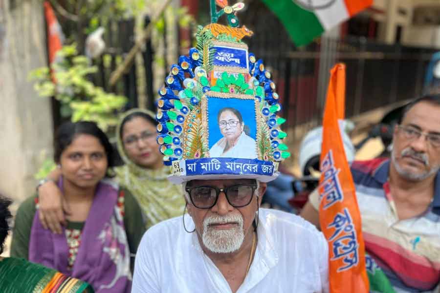 কালীঘাট চত্বরে সবুজ আবির নিয়ে উৎসব শুরু হয়েছে তৃণমূল কর্মী-সমর্থকদের। ছোট-বড় সকলে আনন্দে গা ভাসিয়েছেন। রাস্তায় নেমেছে বিজয়মিছিল। 