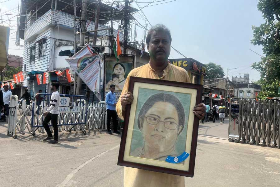হাতে নেত্রী মমতার ছবি নিয়ে কালীঘাটের রাস্তায় নেমেছেন তৃণমূল সমর্থকেরা। চারদিকে উল্লাসের ছোঁয়া। উৎসবের আমেজ দিদির পাড়ায়। 