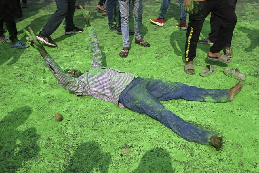 ‘জনগণের গর্জন’— বিজেপির বিরুদ্ধে এ বারের ভোটে স্লোগান তুলেছিলেন অভিষেক বন্দ্যোপাধ্যায়। বিজয়োল্লাসেও সেই স্লোগান ফিরে এল। 