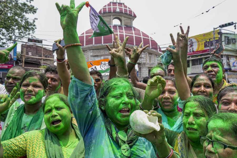 লোকসভা ভোটের প্রচারে অভিষেক যেখানেই গিয়েছিলেন, সেখানেই ‘বাংলা বিরোধীদের বিসর্জন’-এর ডাক দিয়েছিলেন। বিজেপিকে ‘বাংলা বিরোধী’ বলে কটাক্ষ করেছিল তৃণমূল। 