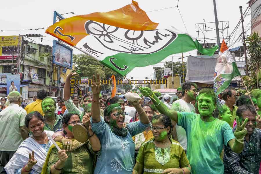 ভোটগণনা চলাকালীন দুপুরেই কালীঘাটে বৈঠকে বসেন মমতা এবং অভিষেক। তার পর সেখান থেকেই মমতা সাংবাদিক বৈঠক করার সিদ্ধান্ত নেন। 