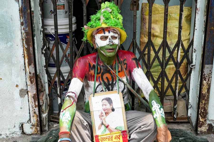 বাংলার লোকসভায় তৃণমূলের ফলে উৎসব শুরু হয়ে গিয়েছে কালীঘাট জুড়ে। কলকাতা দক্ষিণ কেন্দ্রেও বিপুল ব্যবধানে এগিয়ে তৃণমূল প্রার্থী মালা রায়।