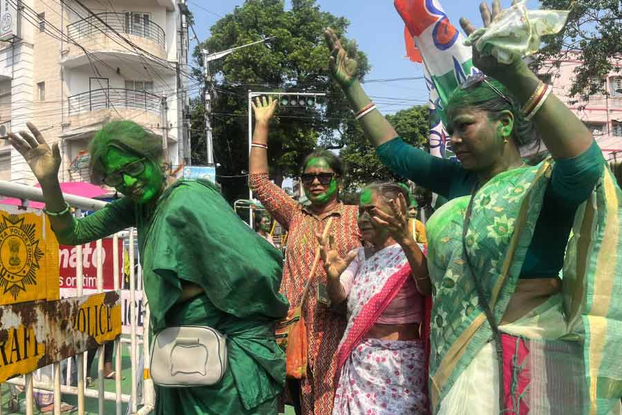 সার্বিক সাফল্যে মিষ্টিমুখ শুরু হয়ে গিয়েছে কালীঘাটে। যেন অসময়ে সেখানে নেমে এসেছে দশমী। তৃণমূল সমর্থকেরা একে অপরকে জড়িয়ে ধরে মিষ্টি খাইয়ে দিচ্ছেন। আবির খেলছেন। 