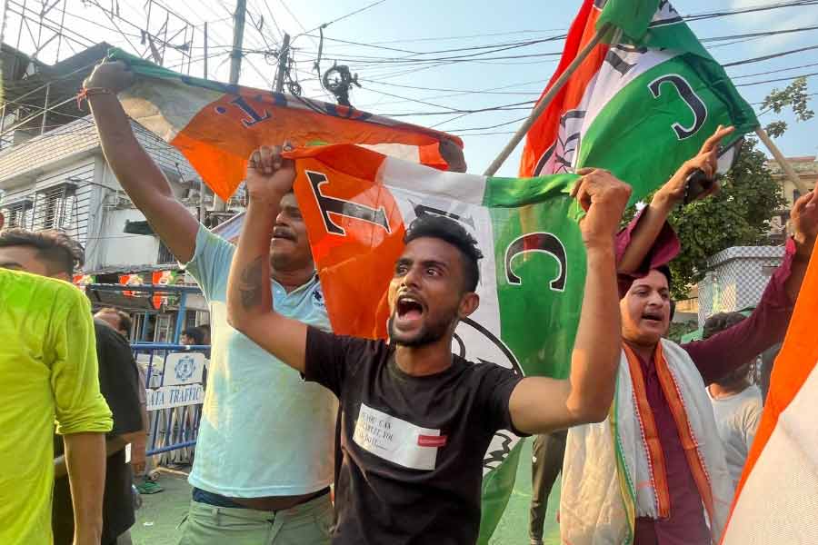 তৃণমূলের বিজয় উৎসবে কালীঘাটের রাস্তার রং হয়ে গিয়েছে সবুজ। জয় উদ্‌যাপন করতে অনেকে সবুজ পোশাক পরেও রাস্তায় বেরিয়েছেন।