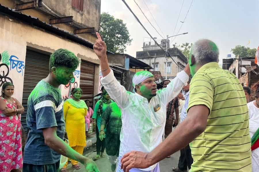 ‘ইন্ডিয়া’-র প্রার্থীদের জয় তৃণমূলের জন্য সুখবর। কারণ, মমতা এই জোট গঠনের নেপথ্যে গুরুত্বপূর্ণ ভূমিকা নিয়েছিলেন। জোটের নামকরণও করেছিলেন তিনি। তাই ‘ইন্ডিয়া’র সাফল্যও পালন করছে তৃণমূল।