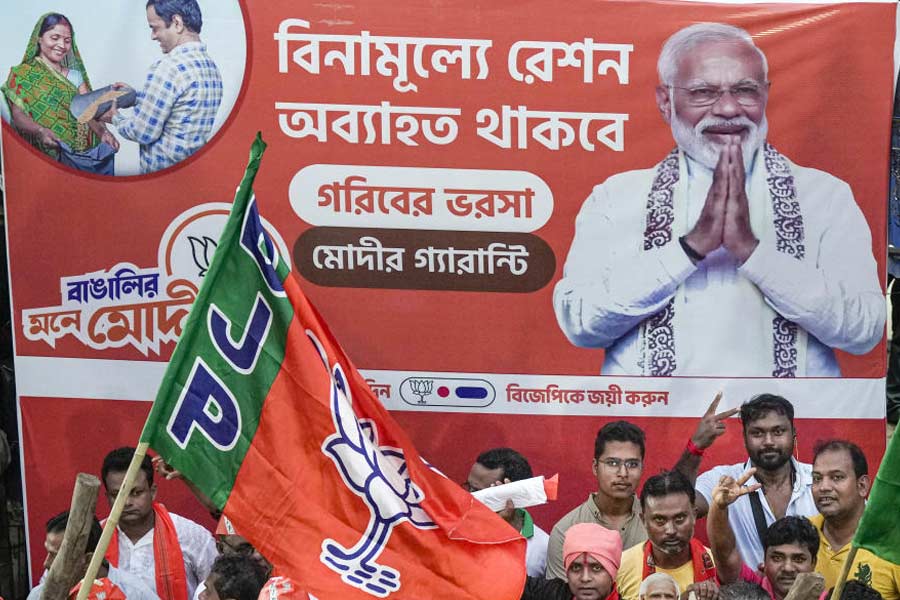 প্রতিটি প্রচারসভায় নিয়ম করে নিজের গ্যারান্টির কথা বলেছিলেন প্রধানমন্ত্রী নরেন্দ্র মোদী। তবে ভোটের ফল বলছে, তাঁর গ্যারান্টিতে খুব বেশি আস্থা রাখতে পারল না ভারতবাসী।