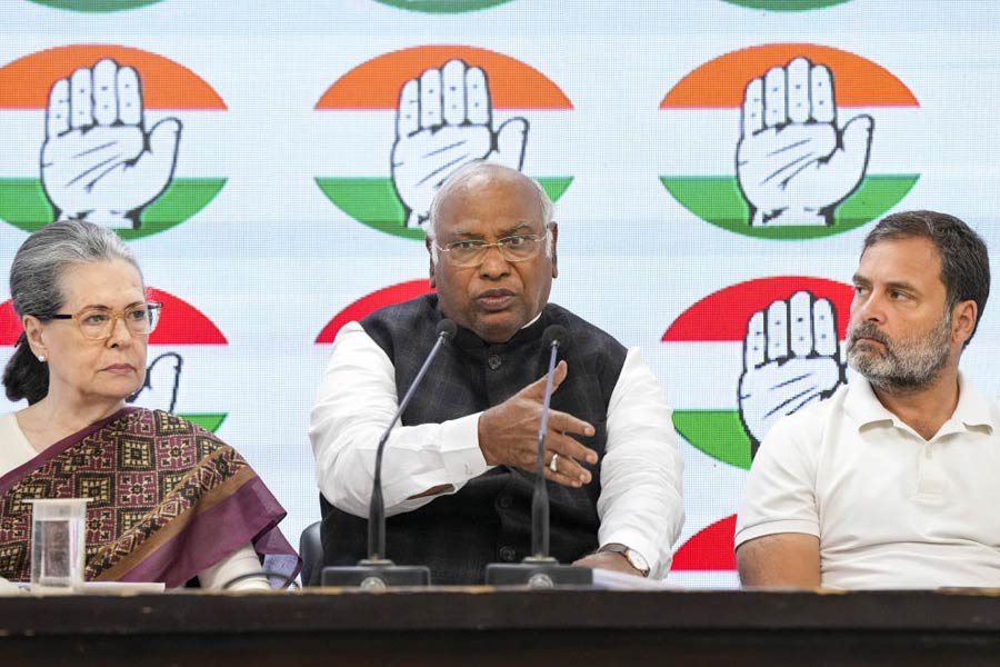 কংগ্রেসের ইস্তাহারে ‘মুসলিম লিগের মনোভাব’ প্রকাশ পাচ্ছে বলেও কটাক্ষ করেন তিনি। রাহুল গান্ধী, মল্লিকার্জুন খড়্গেদের দলকে আক্রমণ করে তাঁকে বলতে শোনা যায়, ‘‘কংগ্রেসের নজর আপনার সম্পত্তির উপরে রয়েছে। ক্ষমতায় এলে এরা মা-বোনেদের মঙ্গলসূত্র ছিনিয়ে নেবে।’’