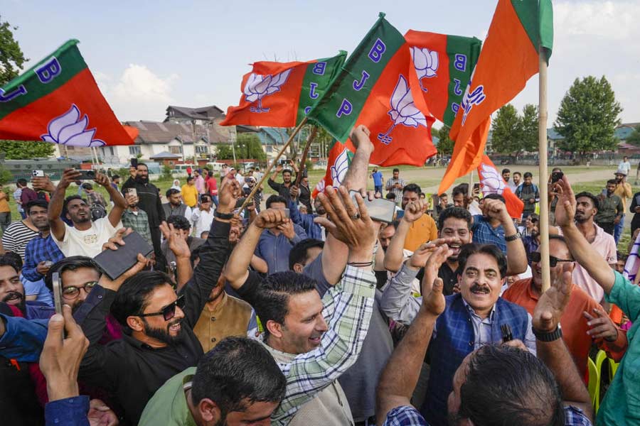 ফলাফল বলছে বিরোধী জোট ‘ইন্ডিয়া’ আর এনডিএ-র মধ্যে আসনের ব্যবধান ৬০-এর একটু বেশি। নিরঙ্কুশ সংখ্যাগরিষ্ঠ দলের তকমাও পায়নি বিজেপি।