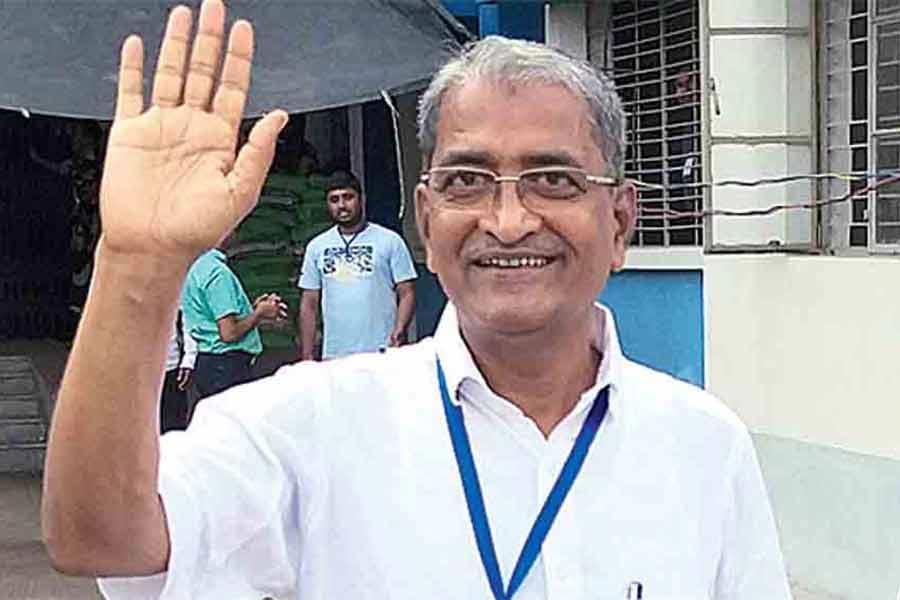 জঙ্গিপুরে তৃণমূল প্রার্থী খলিলুর রহমান, বিজেপি প্রার্থী ধনঞ্জয় ঘোষ। কংগ্রেসের হয়ে সেখানে লড়েছেন মহম্মদ মোর্তাজা হোসেন। শেষ হাসি হাসলেন খলিলুর। তিনি জিতেছেন ১১৬৬৩৭ ভোটে।