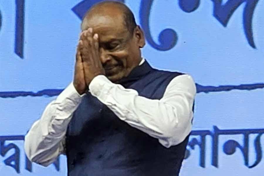 ঝাড়গ্রাম কেন্দ্রে বিজেপি প্রার্থী প্রণত টুডু। তৃণমূল প্রার্থী করেছিল কালীপদ সরেনকে। সিপিএম ওই কেন্দ্রে সোনামণি মুর্মুকে প্রার্থী করেছিল। ১৭৪০৪৮ ভোটে জিতলেন কালীপদ।