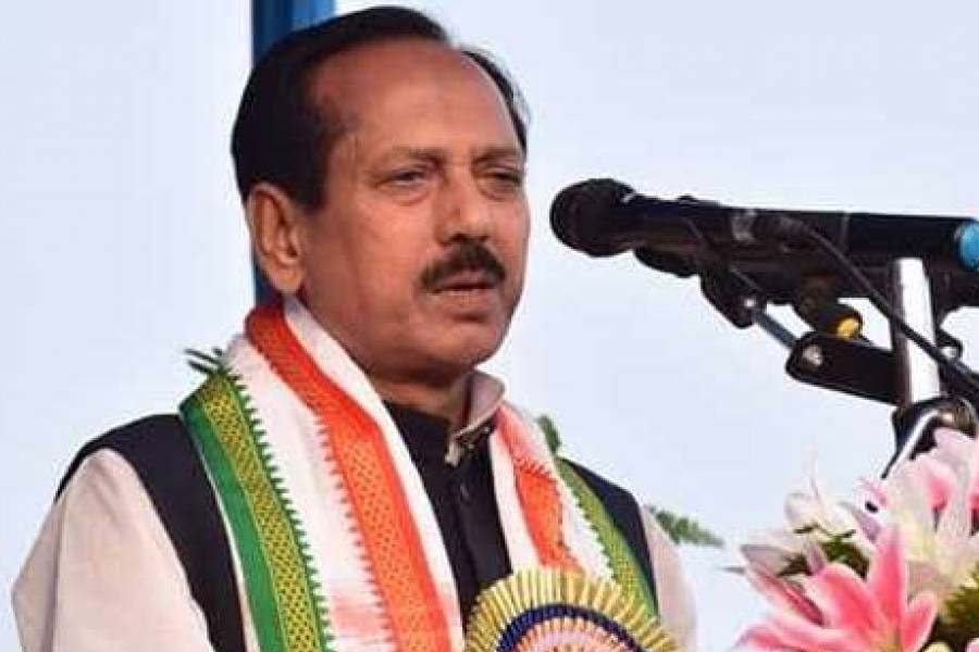 বোলপুরে তৃণমূল প্রার্থী অসিতকুমার মাল, বিজেপি প্রার্থী পিয়া সাহা। শ্যামলী প্রধানকে প্রার্থী করেছিল সিপিএম। শেষ হাসি হাসলেন অসিত। জিতলেন ৩২৭২৫৩ ভোটে।