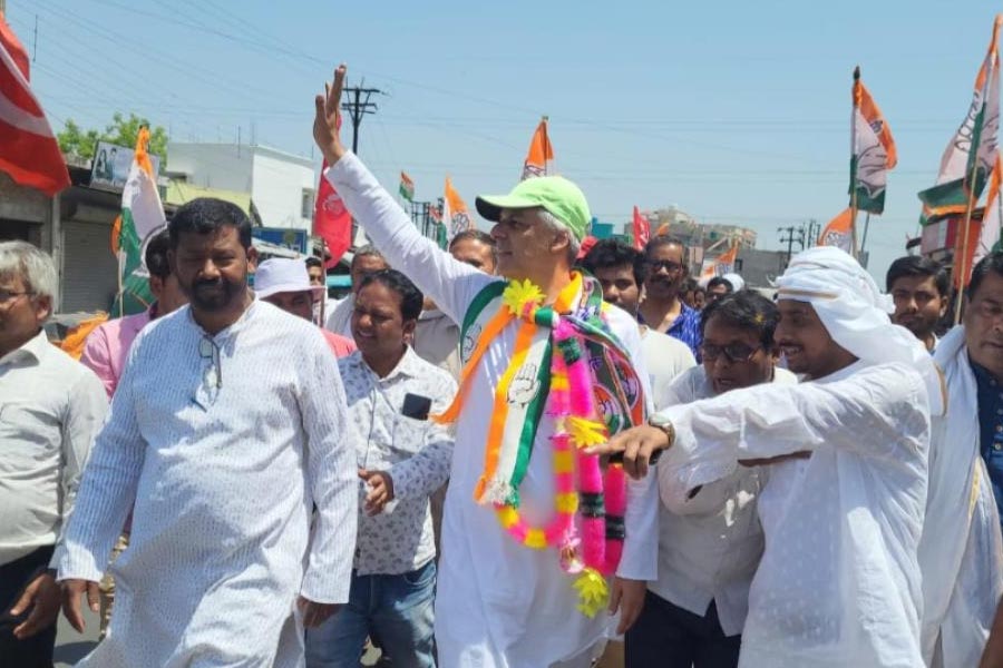 মালদহ দক্ষিণে তৃণমূল প্রার্থী শাহনওয়াজ আলি রেইহান, বিজেপি প্রার্থী শ্রীরূপা মিত্র চৌধুরী। কংগ্রেসের হয়ে সেখানে লড়েছেন বিদায়ী সাংসদ ইশা খান চৌধুরী। জয়ী ইশা। জিতলেন ১২৮৩৬৮ ভোটে।