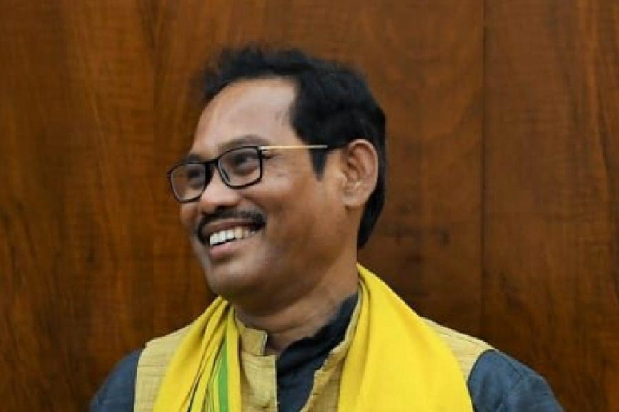 জলপাইগুড়িতে তৃণমূলের প্রার্থীর নাম নির্মলচন্দ্র রায়। বিজেপির টিকিটে লড়েছেন বিদায়ী সাংসদ জয়ন্ত রায়। এ ছাড়া, ওই কেন্দ্রে সিপিএম দেবরাজ বর্মণকে প্রার্থী করেছিল। জিতল বিজেপি। জয়ন্ত জিতেছেন ৮৬৬৯৩ ভোটে।