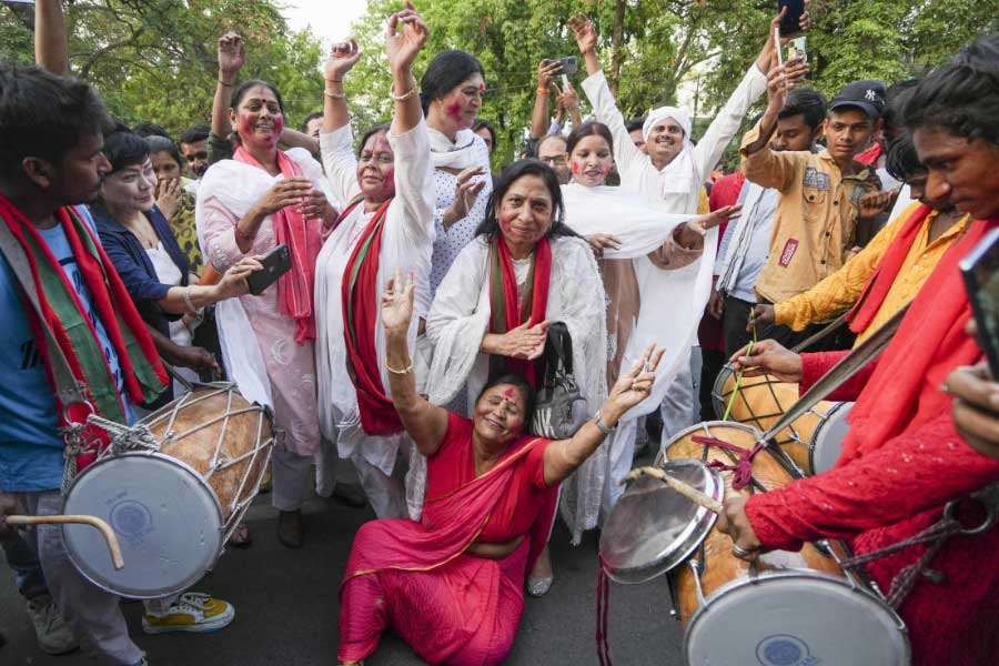 জয়ের পর উল্লাস দলীয় সমর্থকদের। মঙ্গলবার।