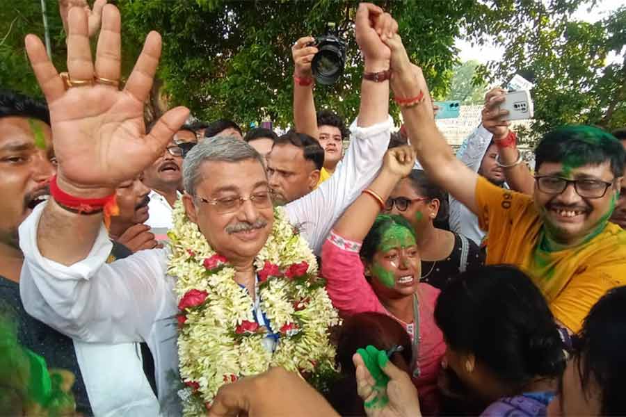 জয় নিশ্চিত হওয়ার পর শ্রীরামপুর লোকসভা কেন্দ্রের তৃণমূল প্রার্থী কল্যাণ বন্দ্যোপাধ্যায় কর্মী-সমর্থকদের উল্লাস।