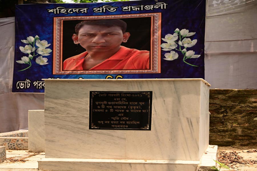 ভোট-পরবর্তী হিংসায় নিহত অভিজিৎ সরকারের স্মৃতি সৌধ। মঙ্গলবার, কাঁকুড়গাছিতে।