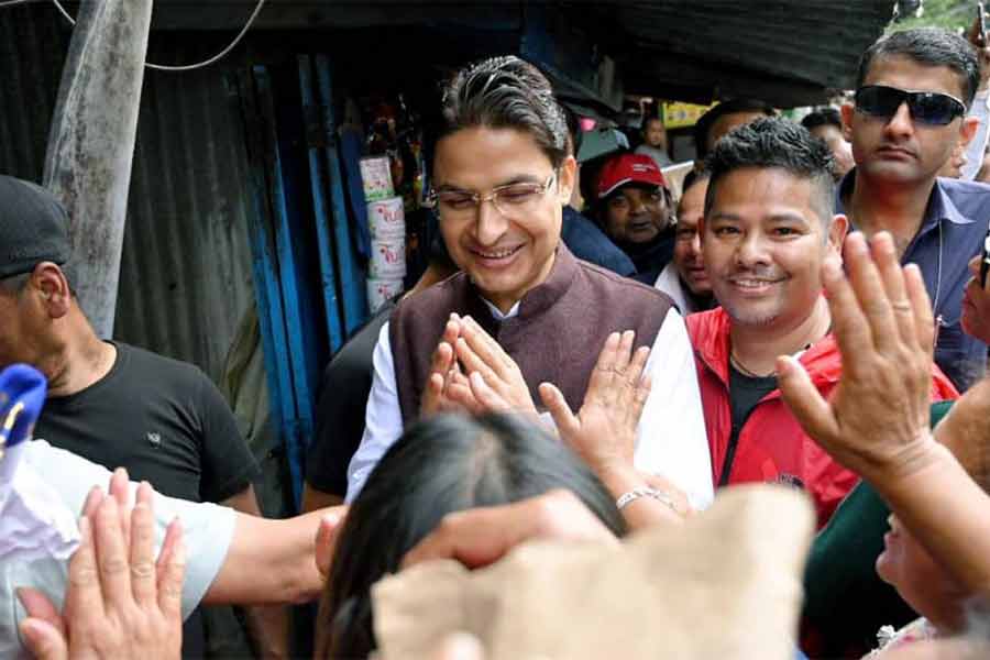 দার্জিলিং কেন্দ্রে বিজেপির প্রার্থী বিদায়ী সাংসদ রাজু বিস্তা। সেখানে তৃণমূলের টিকিটে দাঁড়িয়েছিলেন গোপাল লামা। কংগ্রেস সেখানে প্রার্থী করেছিল মুনীশ তামাংকে। জেতা আসন ধরে রেখেছেন রাজু। ১৭৮৫২৫ ভোটে জিতেছেন তিনি।