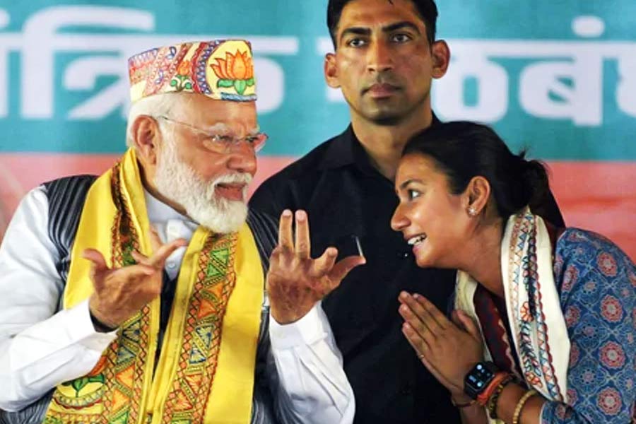 ভোটের প্রচারে বেরিয়ে নরেন্দ্র মোদী এনডিএ জোটের কনিষ্ঠতম প্রার্থী হিসাবে পরিচয় করিয়েছিলেন সম্ভবীর। শুধু তা-ই নয়, নেত্রী হিসাবে তাঁর প্রশংসাও করেছিলেন মোদী।